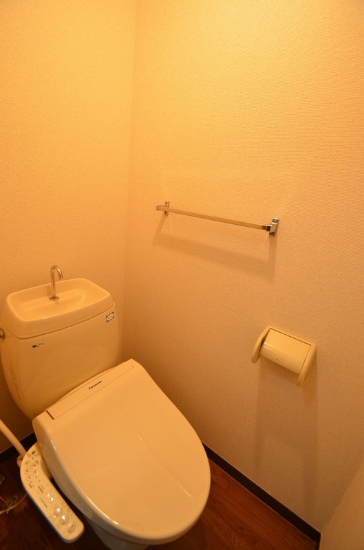 トイレ　落ち着いた色調のトイレです