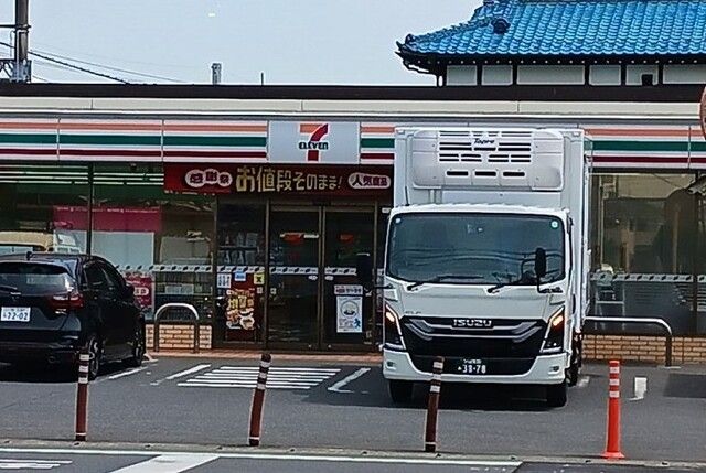 コンビニ　セブンイレブン（コンビニ）まで900m