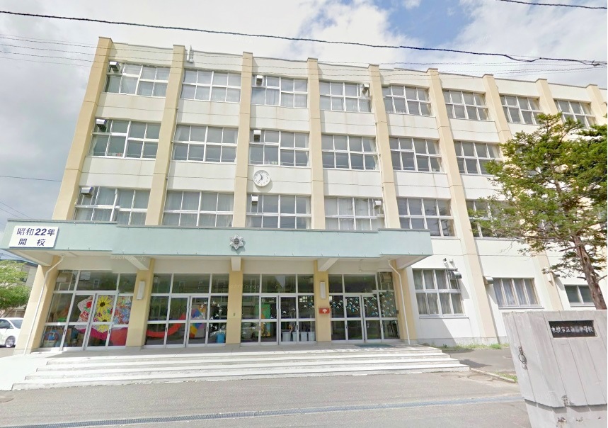 中学校　札幌市立白石中学校（中学校）まで444m