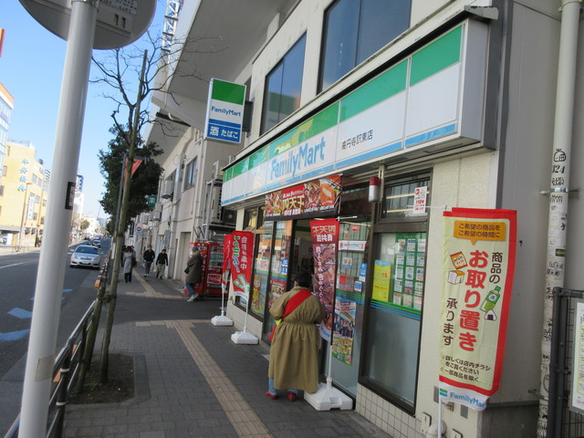 コンビニ　ファミリーマート高円寺駅東店（コンビニ）まで139m