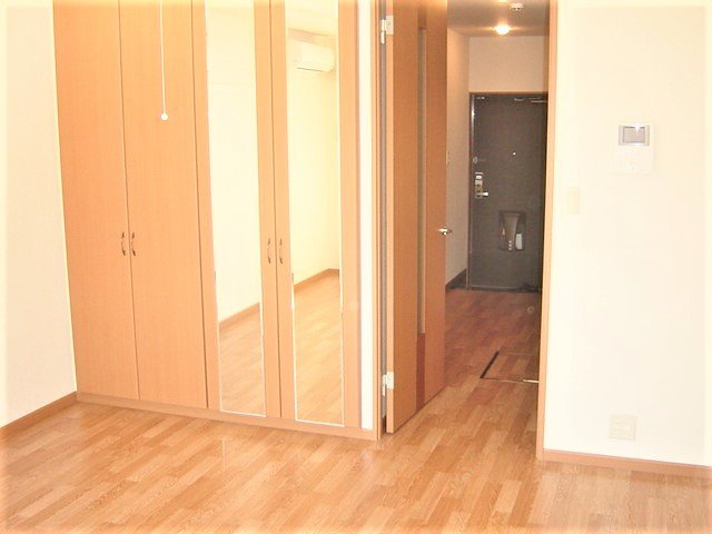 玄関　掲載写真は同型モデルを掲載しており実際のお部屋と仕様等が異な