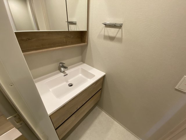 洗面設備　明るい洗面所です