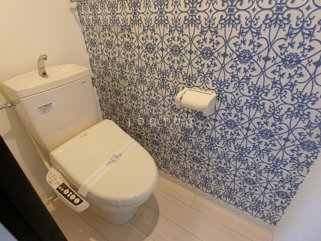 トイレ　嬉しい温水洗浄便座付きのトイレです。