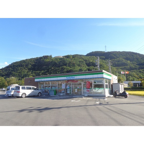 コンビニ　ファミリーマート千曲中央店（コンビニ）まで517m