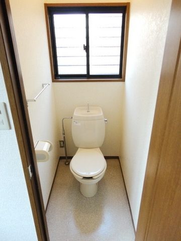 トイレ　★明るい窓付きのトイレです★
