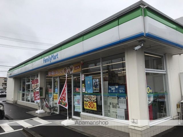 コンビニ　ファミリーマート（コンビニ）まで64m