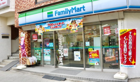 コンビニ　ファミリーマート 新富町駅前店（コンビニ）まで175m