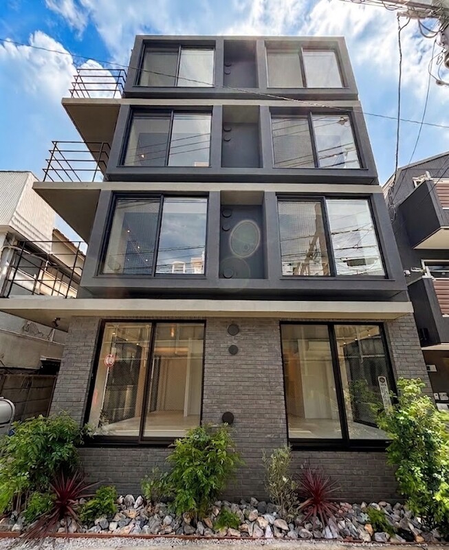 建物外観　直線的でスタイリッシュな外観