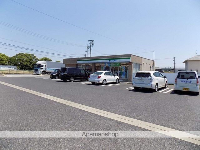 コンビニ　ファミリーマート（コンビニ）まで745m