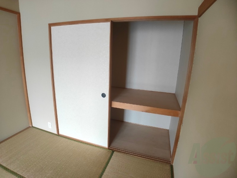 収納　リビング横の和室に押入があります！部屋がすっきり片付きます。