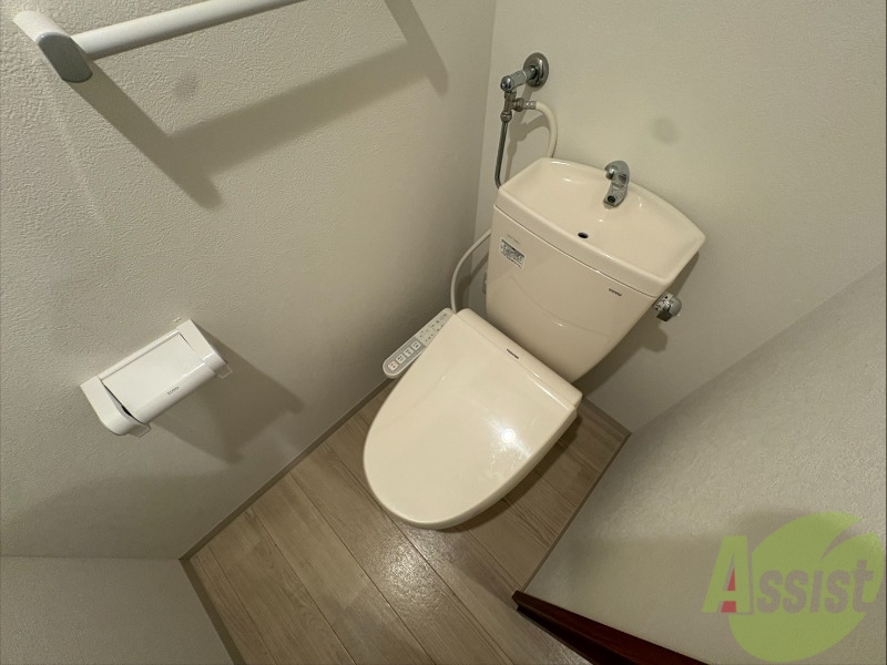 トイレ　ウォシュレット機能がついたトイレです。安心して使用できます。