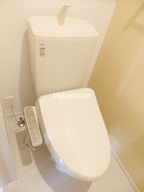 ＪＲ呉線 仁方駅 徒歩13分 2階建 築8年のトイレ写真