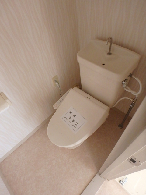 トイレ　●温水洗浄暖房便座付きの快適なトイレスペース。