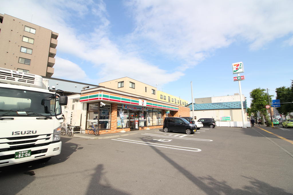 コンビニ　セブンイレブン札幌菊水3条店（コンビニ）まで201m