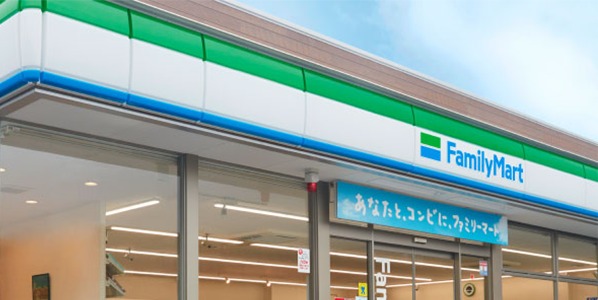 コンビニ　ファミリーマート川名駅前店（コンビニ）まで569m