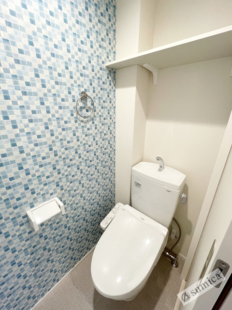 トイレ　人気アイテムの温水洗浄便座。清潔感のあるトイレです。