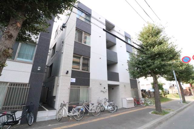 建物外観　４階建ての鉄筋コンクリート造♪