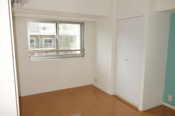 居室・リビング　落ち着いた色合いの床材を使用した居住空間