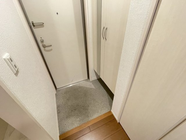 ＪＲ東海道本線 南草津駅 徒歩20分 3階建 築13年の玄関写真