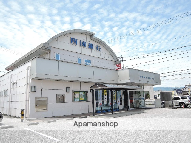 銀行　四国銀行　南国南支店（銀行）まで430m
