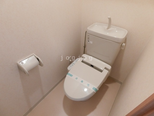 トイレ　嬉しい温水洗浄便座付きのトイレです。
