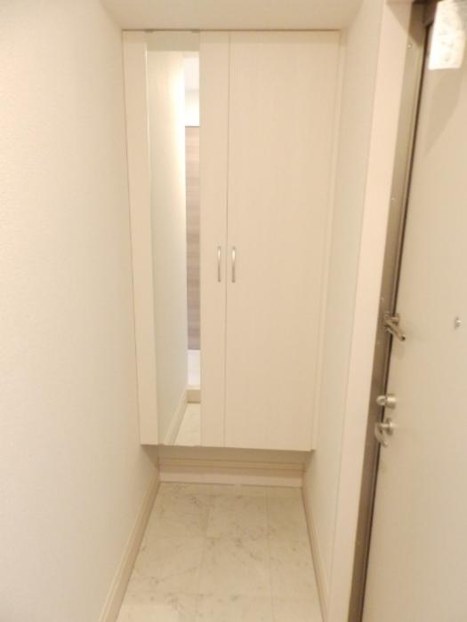 カレッジタウン B棟の玄関写真