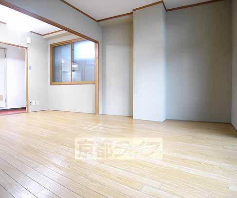 地下鉄烏丸線 北大路駅 徒歩25分 3階建 築46年の居間写真