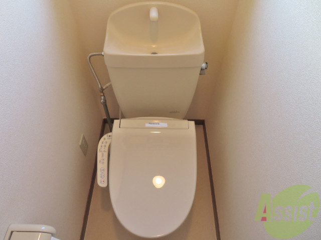 トイレ　ウォシュレット機能がついたトイレです。安心して使用できますね
