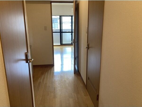 玄関　※写真は同じマンションの違う部屋のものになります。