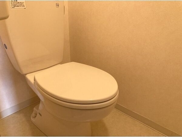 トイレ　※写真は同じマンションの違う部屋のものになります。