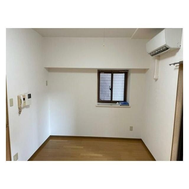 居室・リビング　※他号室写真使用（反転）