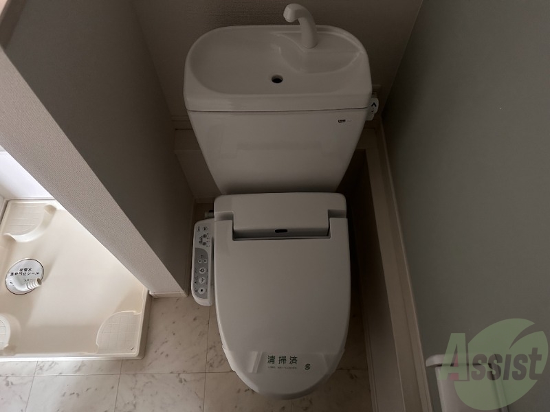 トイレ　トイレは嬉しいウォシュレット機能付きです。
