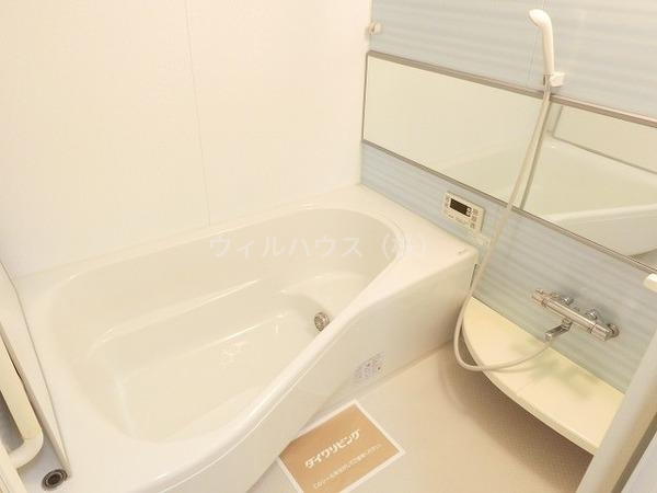 バス・シャワールーム　浴室乾燥機、追焚機能付の広々バスルーム！