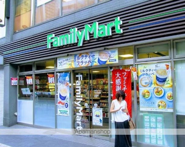 コンビニ　ファミリーマート六本木駅前店（コンビニ）まで197m
