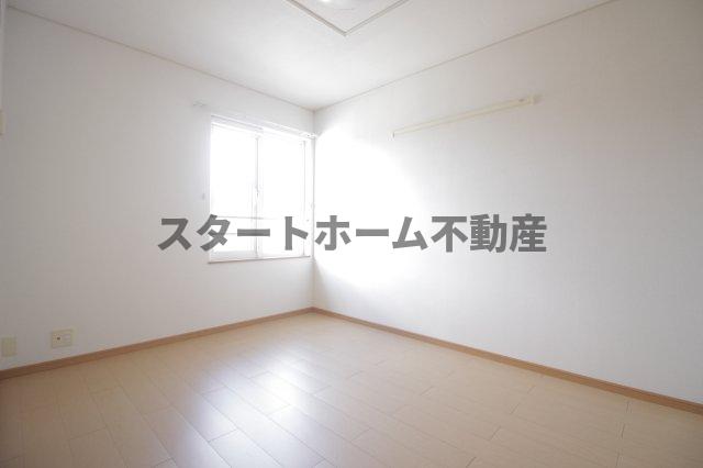 その他部屋・スペース　落ち着いた色調の寝室です