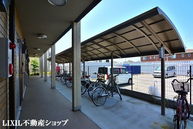 その他共有部分　敷地内に屋根付きの駐輪場があります。