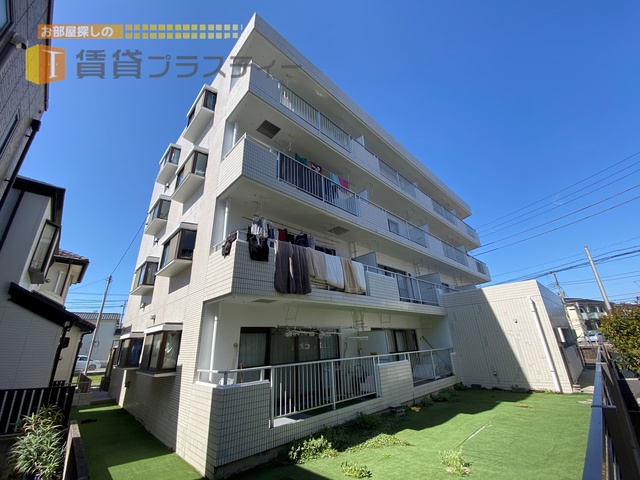 建物外観　浦安の住宅地にホワイトタイル貼りの外観が調和する。