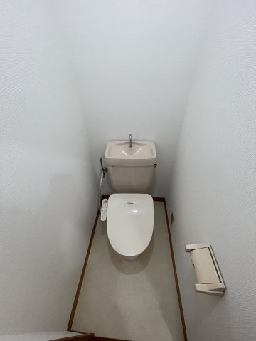 トイレ　落ち着いた色調のトイレです