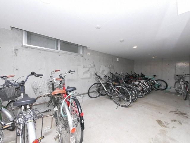 その他　屋内駐輪場付き！悪天候でも安心です♪