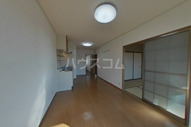 ハイカムール上島Iの居間写真