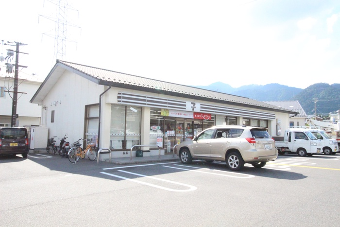 コンビニ　セブンイレブン（コンビニ）まで598m