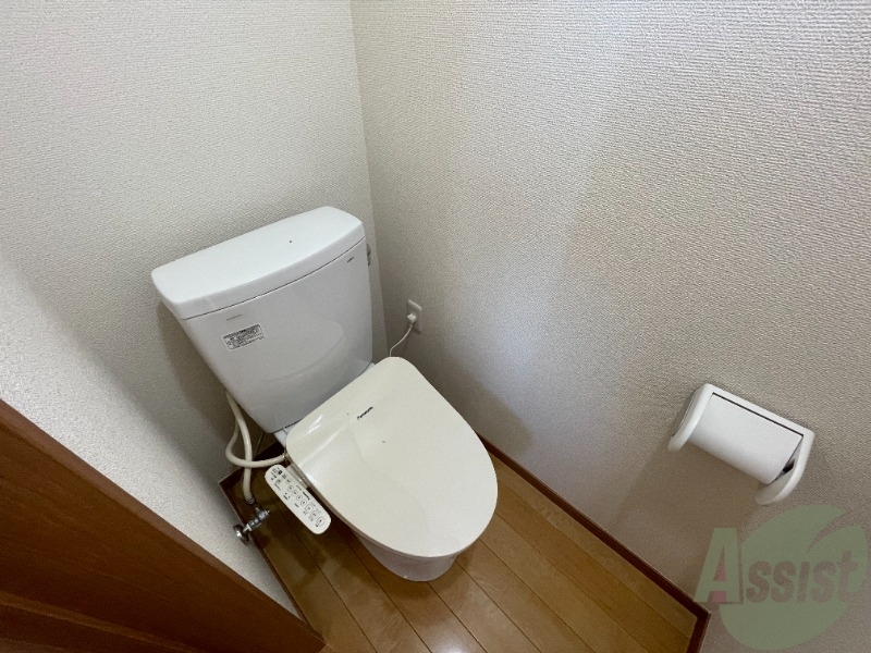 トイレ　トイレはこちらのウォシュレット付きになりますね。