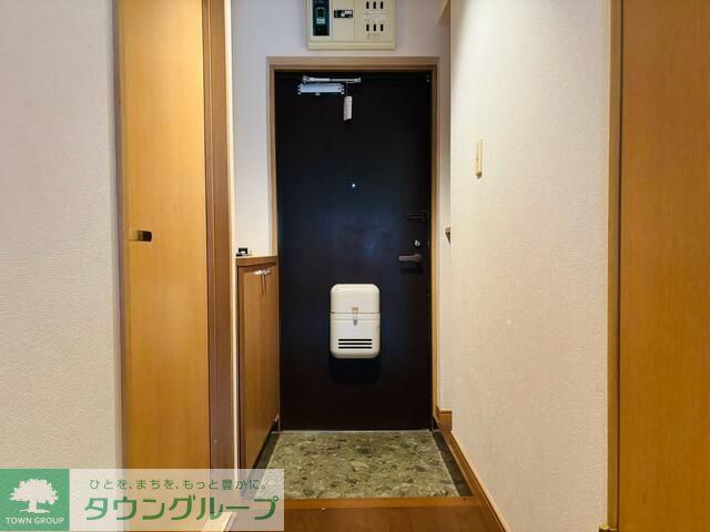 玄関　※写真は別部屋の反転タイプです。