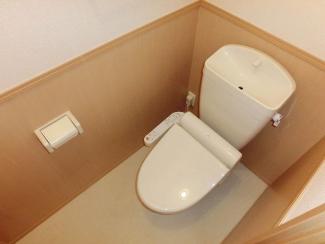 トイレ　ウォシュレットです。意外と人気のある設備なんですよ！