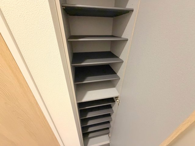 収納　大きいシューズボックスは靴がいっぱい入れれますね。