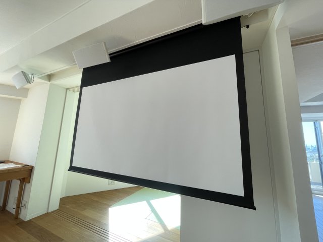 その他　リビングにはスクリーンが付いているため、映画がお好きな方はこ