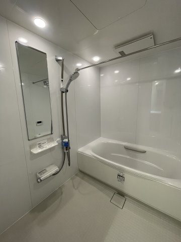 バス・シャワールーム　新品の浄水シャワーヘッドが付いた浴室です。追い焚き機能はもち