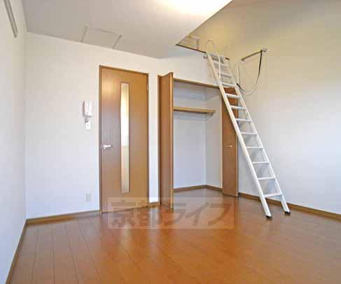 居室・リビング　ロフト付きの広い部屋です。
