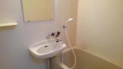 洗面設備　鏡、化粧棚あり