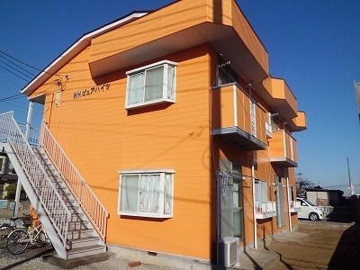 建物外観　ビビットなオレンジ色の外観